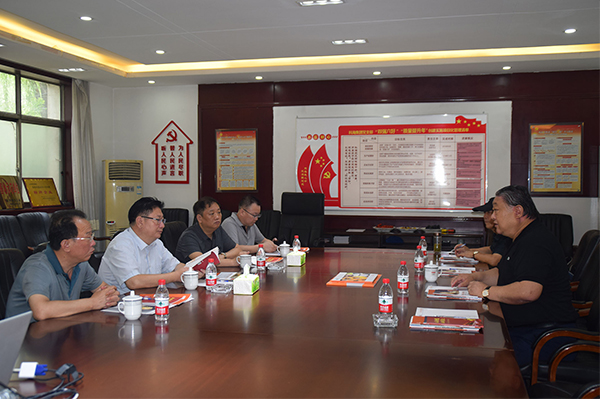 臨汾市市場監(jiān)督管理局局長、非公企業(yè)黨委書記張東紅<br>在科海集團調(diào)研非公黨建工作